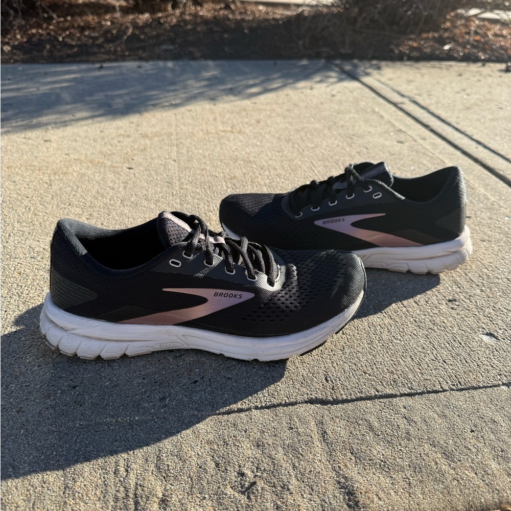 Women’s Brooks Signal 3 (size 9)